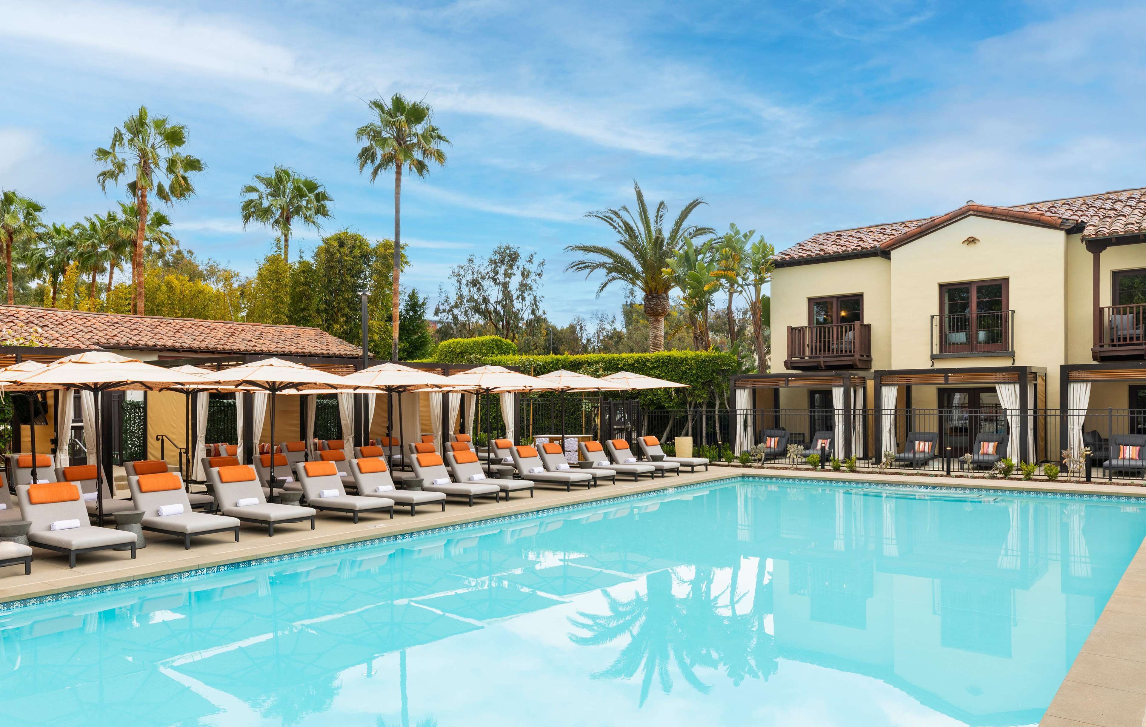 室外泳池；小屋 (收費)、泳池傘