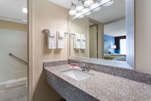 Combined shower/tub, hydromassage showerhead, hair dryer, towels