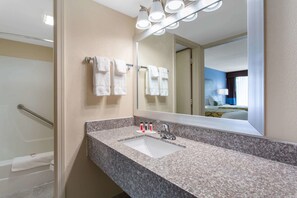 Combined shower/bathtub, hydromassage showerhead, hair dryer, towels