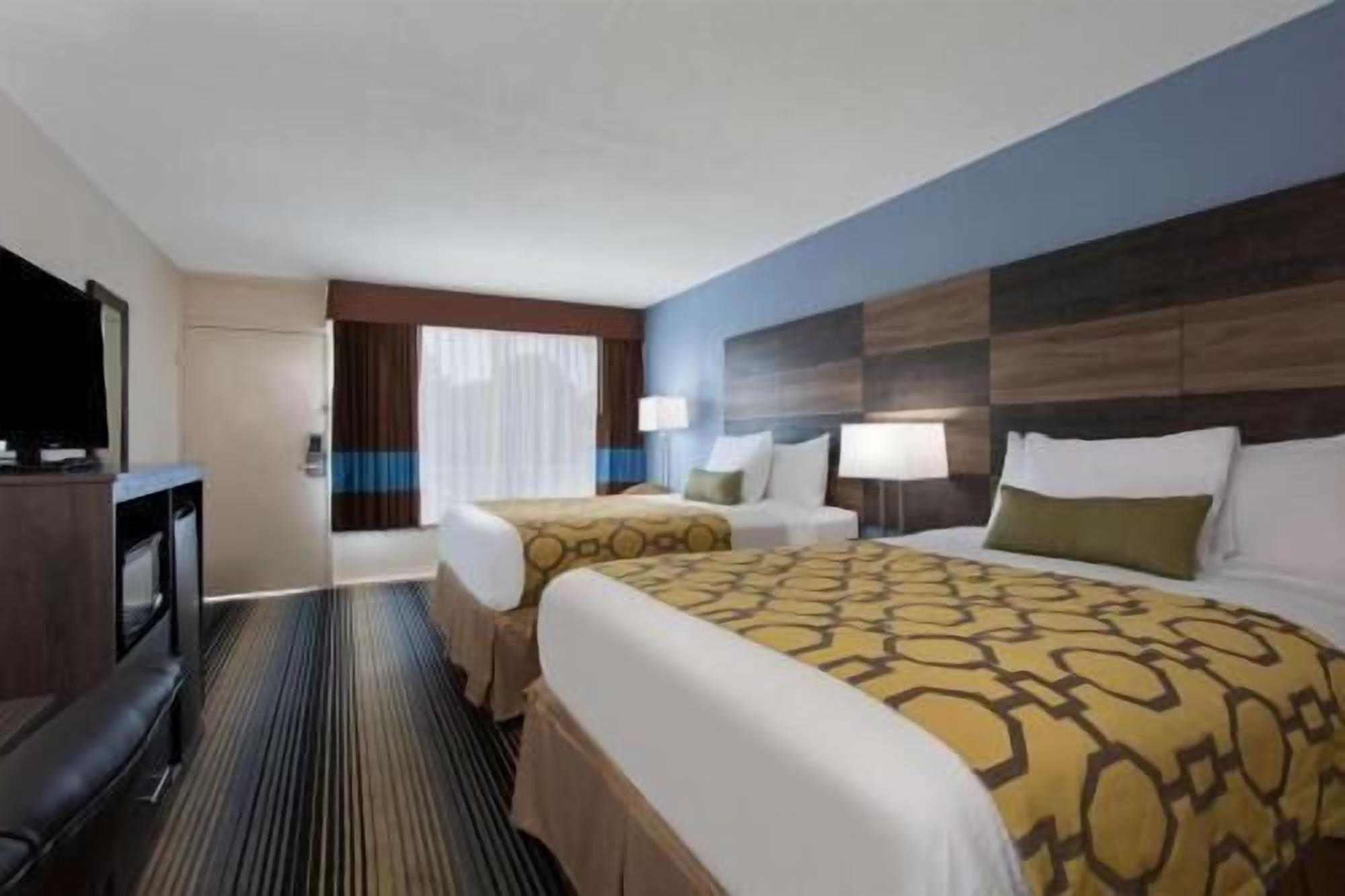 Laptop workspace, blackout curtains, iron/ironing board, free WiFi