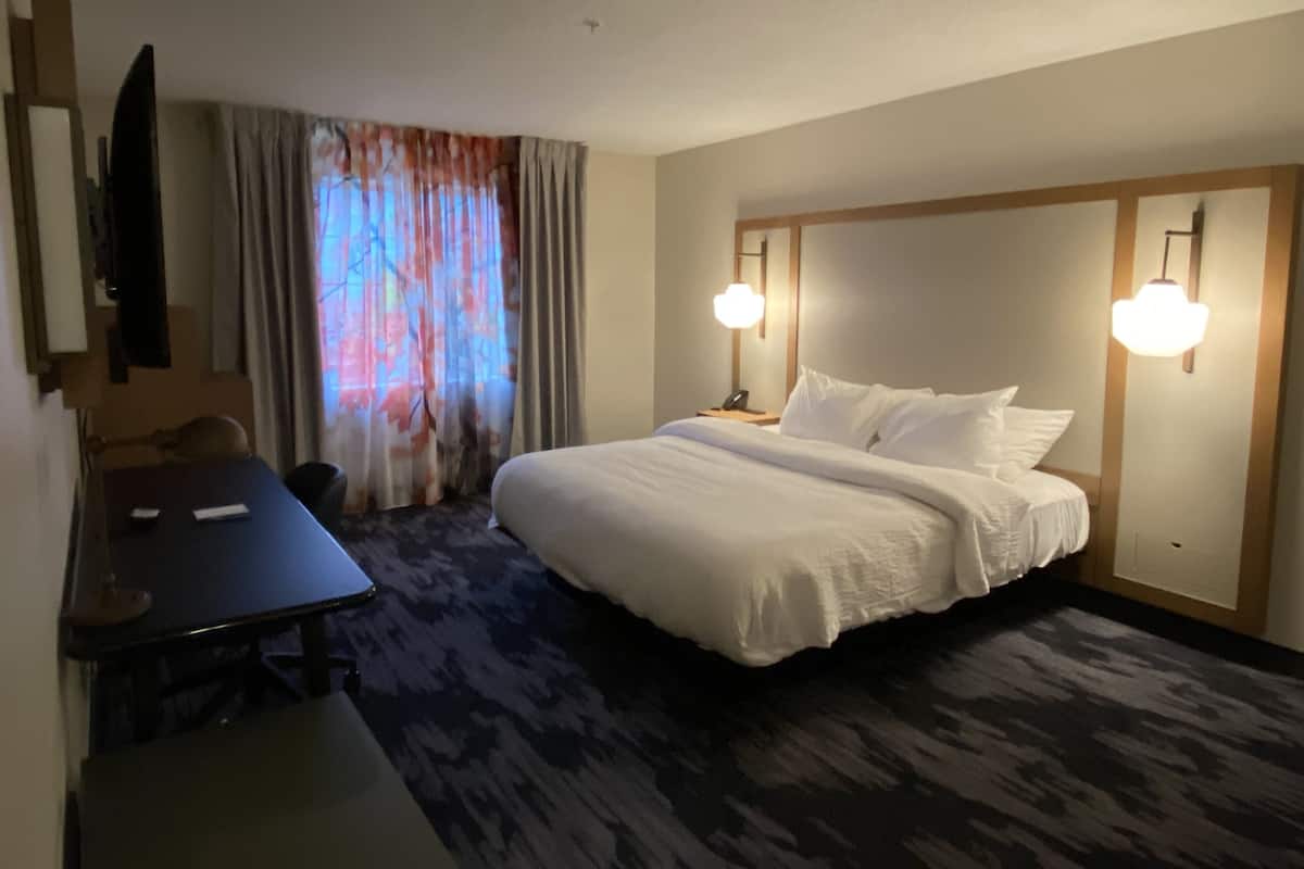 Hypo-allergenic bedding, in-room safe, desk, blackout drapes