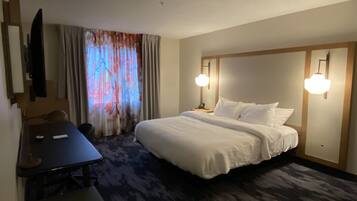 Hypo-allergenic bedding, in-room safe, desk, blackout drapes