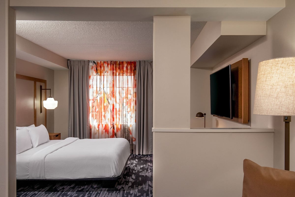 Hypo-allergenic bedding, in-room safe, desk, blackout curtains