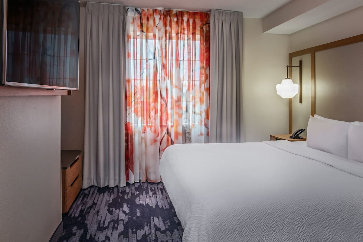 Hypo-allergenic bedding, in-room safe, desk, blackout drapes