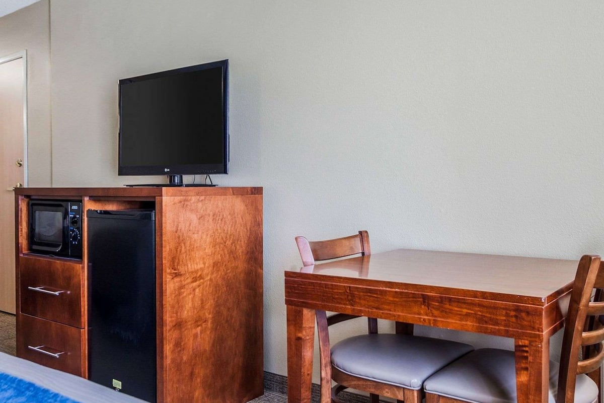 standard room, 2 queen beds, non smoking | iron/ironing board, free cots/infant beds, rollaway beds, free wifi