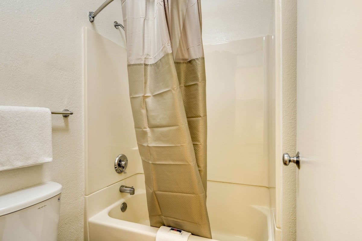 Combined shower/tub, towels