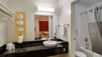 Combined shower/tub, towels