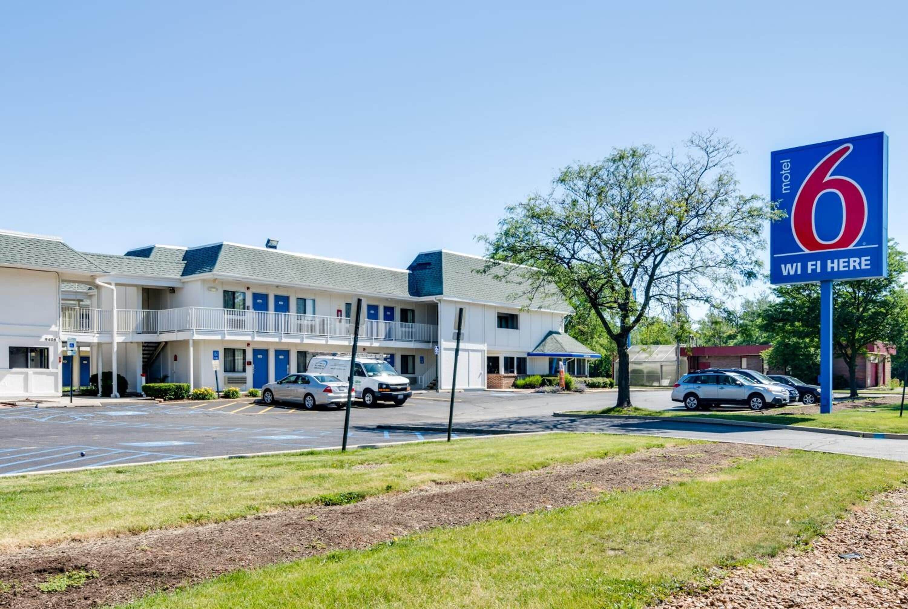 Un motel avec un grand panneau indiquant le chiffre « 6 » et l’inscription « WI FI ICI », ce qui signifie que le Wi-Fi est gratuit.