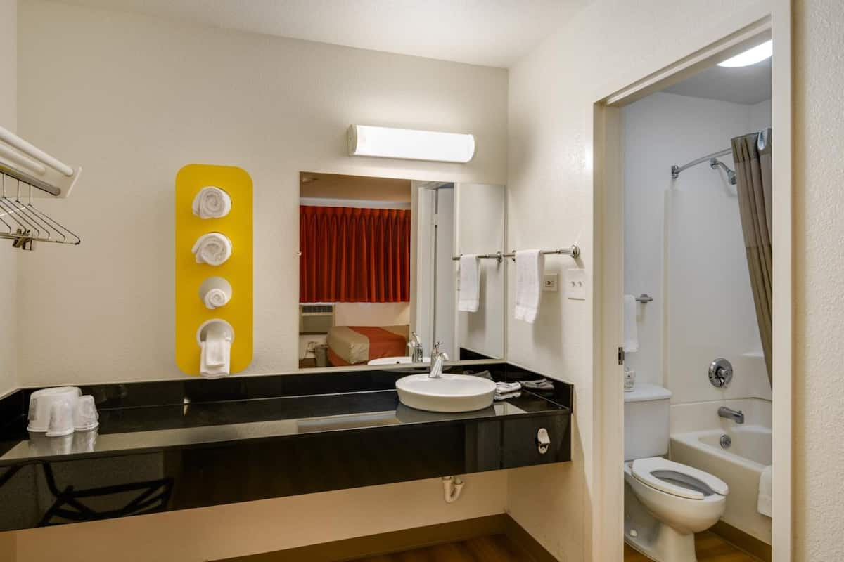 Bañera con ducha, toallas