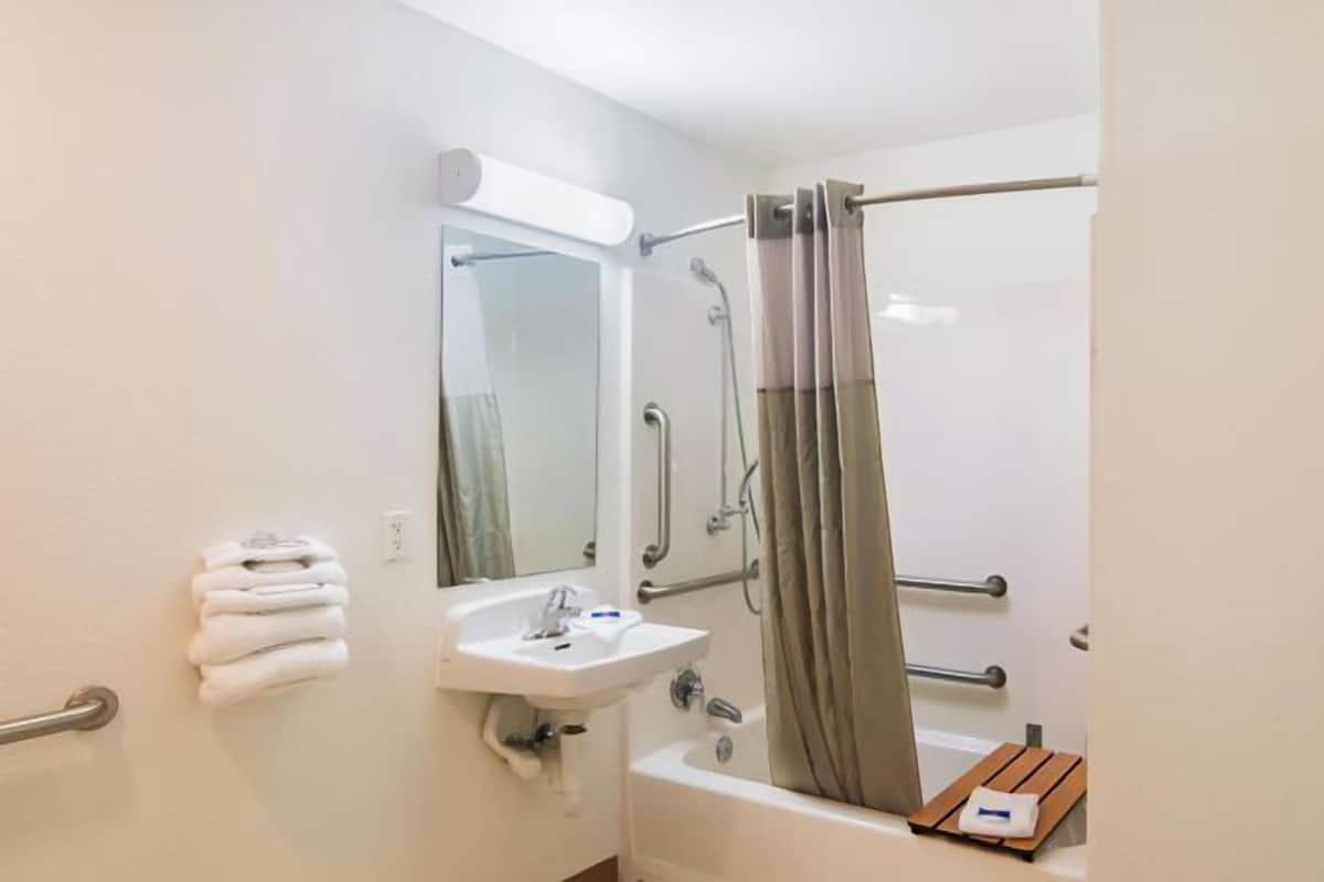 Bathroom | Combined shower/tub, towels