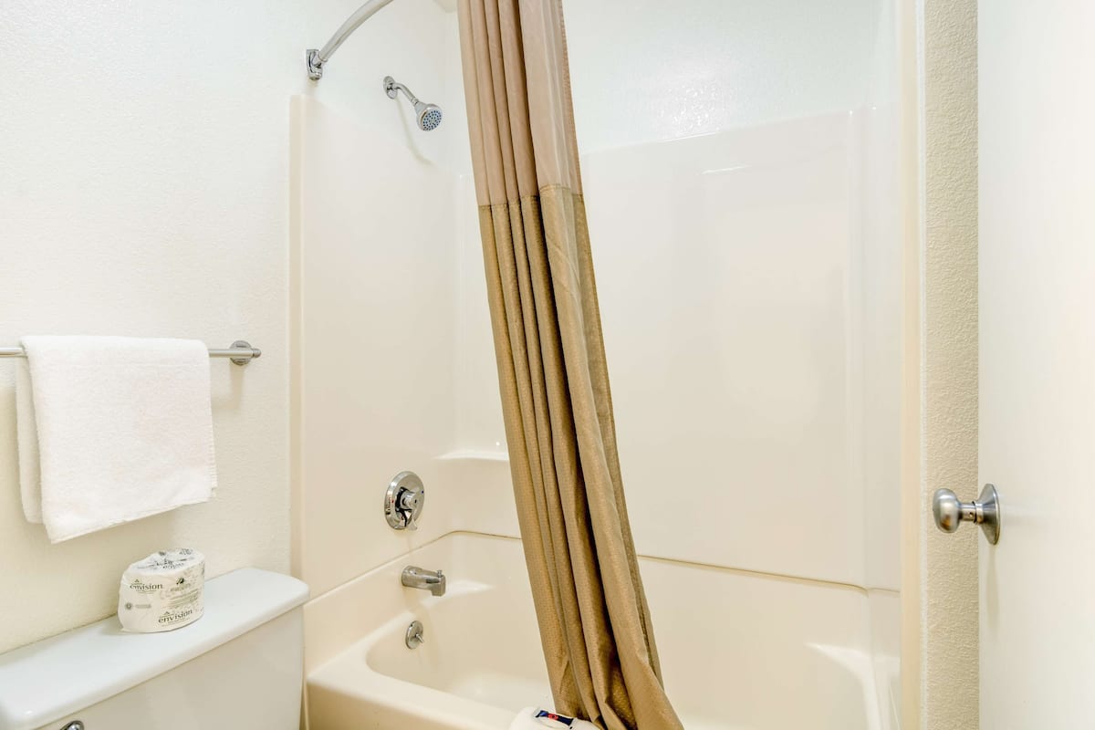 Combined shower/tub, towels