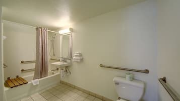Un baño con bañera, lavamanos, inodoro y ducha.