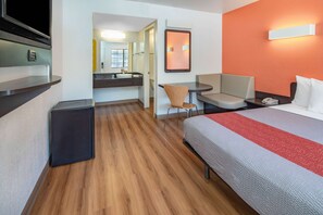 Schreibtisch, laptopgeeigneter Arbeitsplatz, Verdunkelungsvorhänge