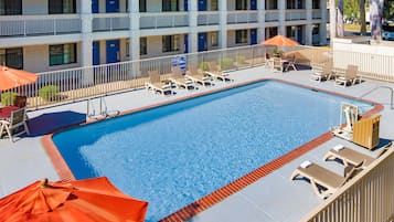 حمّام سباحة خارجي