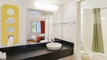 Ensemble douche/baignoire, serviettes fournies, savon, shampoing