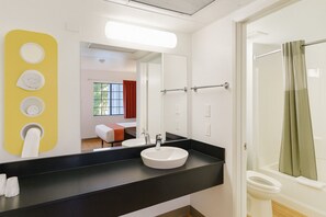 Tina con regadera, toallas, jabón, shampoo 