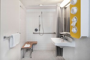 Combined shower/bathtub, towels, soap, shampoo