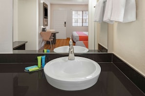 Combined shower/bathtub, towels, soap, shampoo