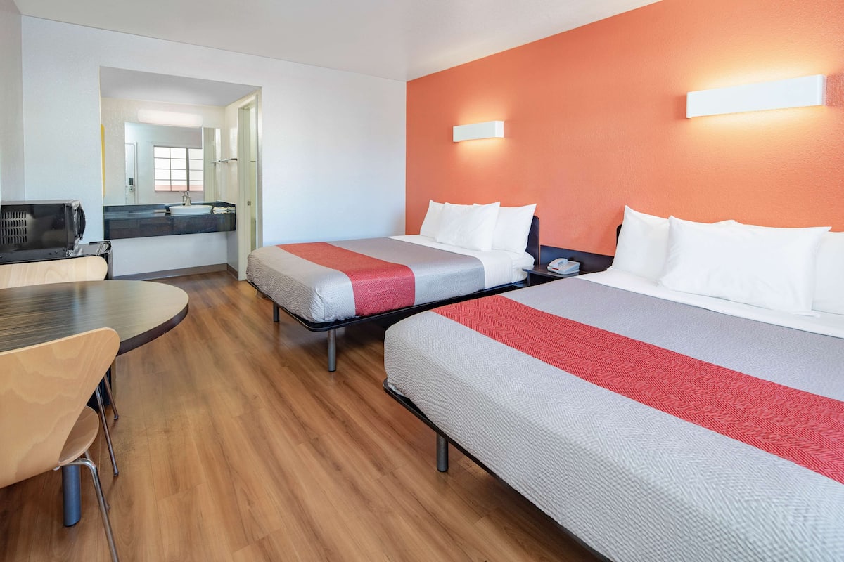 Escritorio, espacio para trabajar con laptop y cortinas blackout