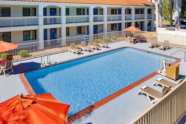 Outdoor pool - Motel 6 Thousand Oaks, CA (Thousand Oaks)