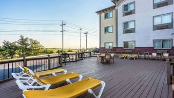 Indoor pool, sun loungers