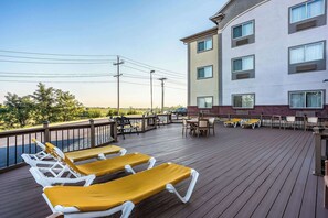 Innendørsbasseng og solsenger