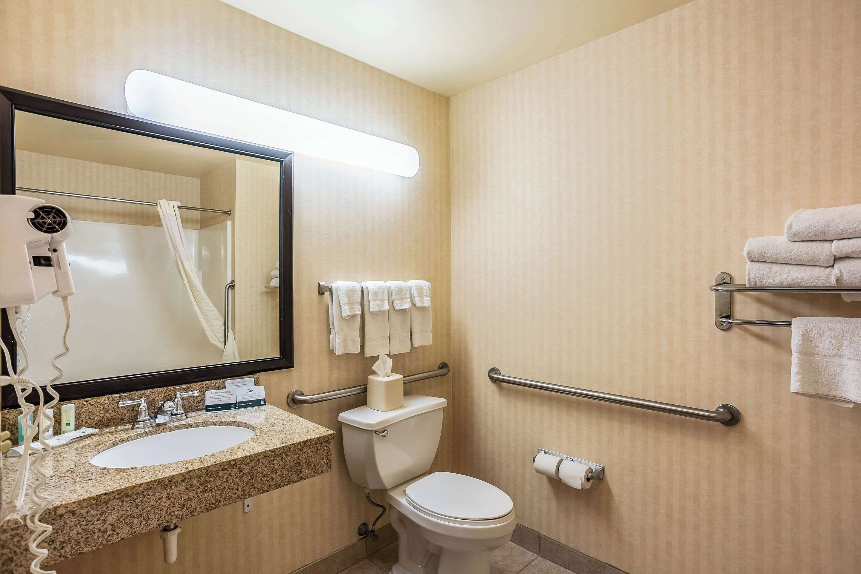 suite, multiple beds, hot tub | desk, iron/ironing board, free cots/infant beds, rollaway beds