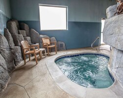 Una piscina techada, sillones reclinables de piscina