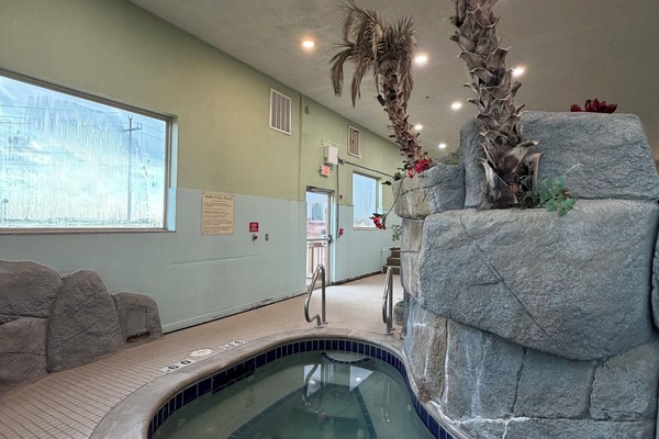 Indoor pool, sun loungers