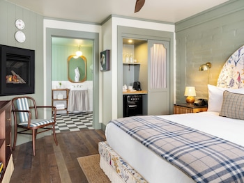 Standard Room, 1 Queen Bed, Fireplace (The Queen Fireplace) | Egyptian cotton sheets, premium bedding, pillowtop beds, minibar at Le Petit Pali at Ocean Ave