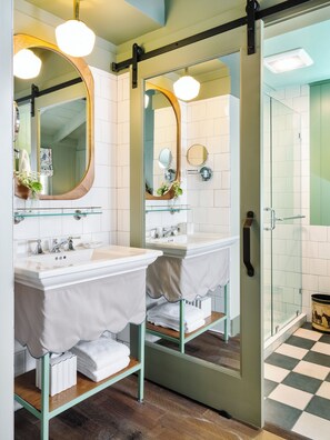 Deluxe kamer, 1 kingsize bed, open haard (The Deluxe King Fireplace) | Badkamer | Een regendouche, designer toiletartikelen, een haardroger, badjassen