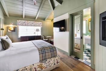 Deluxe Room, 1 King Bed, Fireplace (The Deluxe King Fireplace) | Egyptian cotton sheets, premium bedding, pillowtop beds, minibar at Le Petit Pali at Ocean Ave