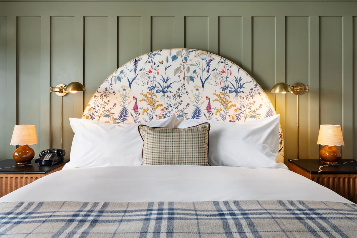 Standard Room, 1 King Bed, Fireplace (The King Fireplace) | Egyptian cotton sheets, premium bedding, pillowtop beds, minibar