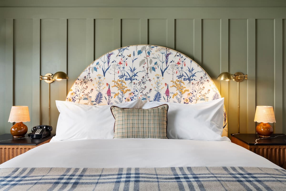 Standard Room, 1 King Bed, Fireplace (The King Fireplace) | Egyptian cotton sheets, premium bedding, pillowtop beds, minibar