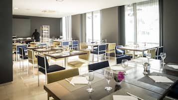 Déjeuner et dîner servis sur place