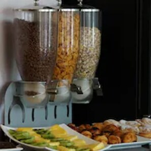 Tägliches Frühstücksbuffet (14 EUR pro Person)