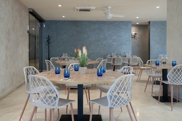 Déjeuner et dîner servis sur place