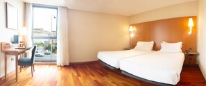 Kamer, 1 twee- of 2 eenpersoonsbedden | Een minibar, een kluis op de kamer, individueel gemeubileerd, een bureau