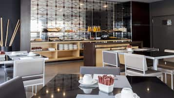 Se ofrece un desayuno bufé (14.30 EUR por persona)