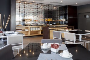 Desayuno buffet todos los días (EUR 14.30 por persona) 