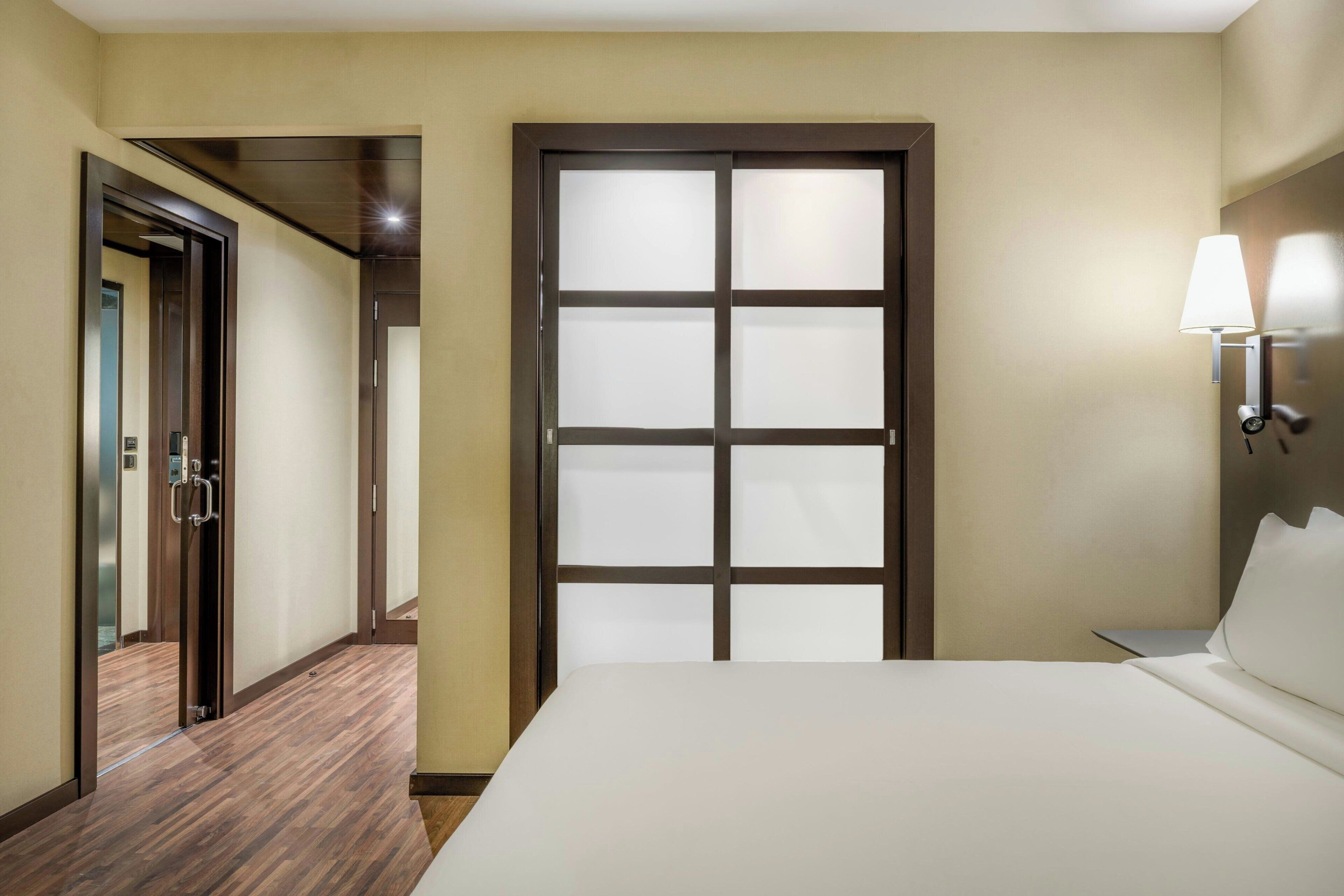 standard room, 1 queen bed, non smoking | 1 bedroom, minibar, in-room safe, desk