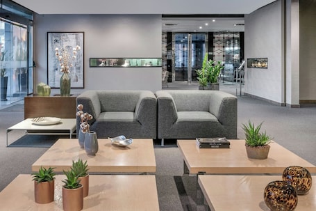 Serves lunch and dinner