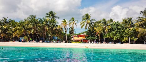 Ubicación a pie de playa, arena blanca, tumbonas y toallas de playa