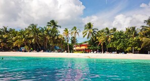 Sur la plage, sable blanc, chaise longue, serviettes de plage