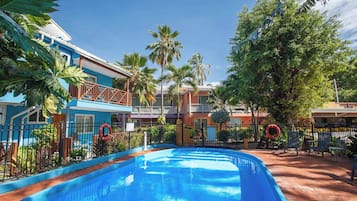 Outdoor pool, open 9 AM to 6:00 PM, pool loungers