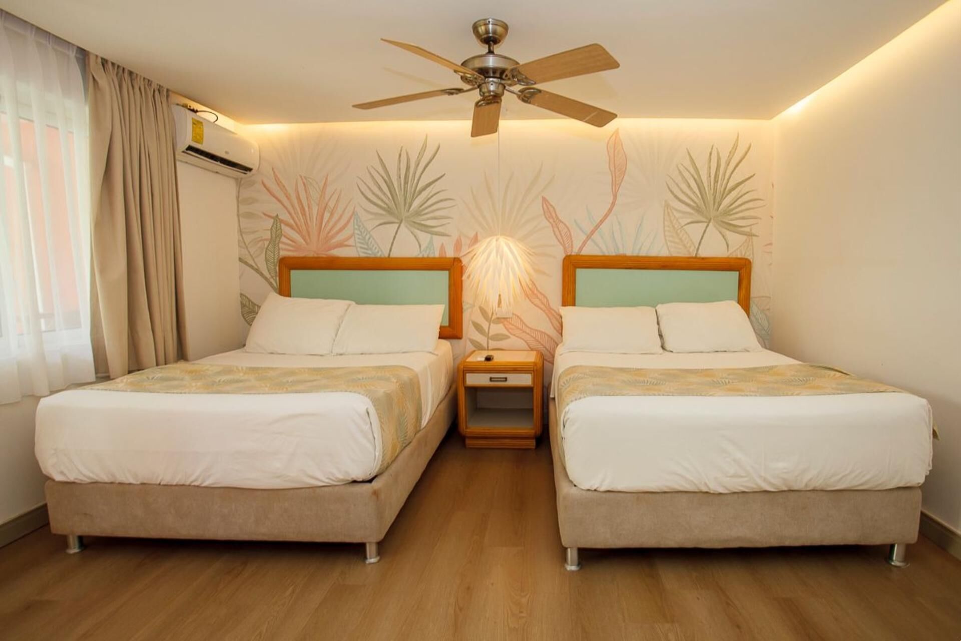 ピロートップベッド、セーフティボックス (室内)、デスク、ノートパソコン用作業スペース