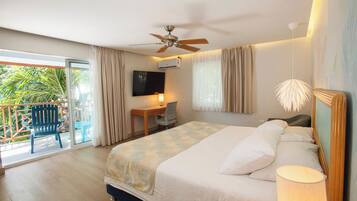 Camera panoramica | Materassi a doppio strato, una cassaforte in camera, una scrivania