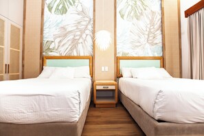 Familie suite, 2 slaapkamers, 2 badkamers, op benedenverdieping | Pillowtop-bedden, een kluis op de kamer, een bureau, een laptopwerkplek