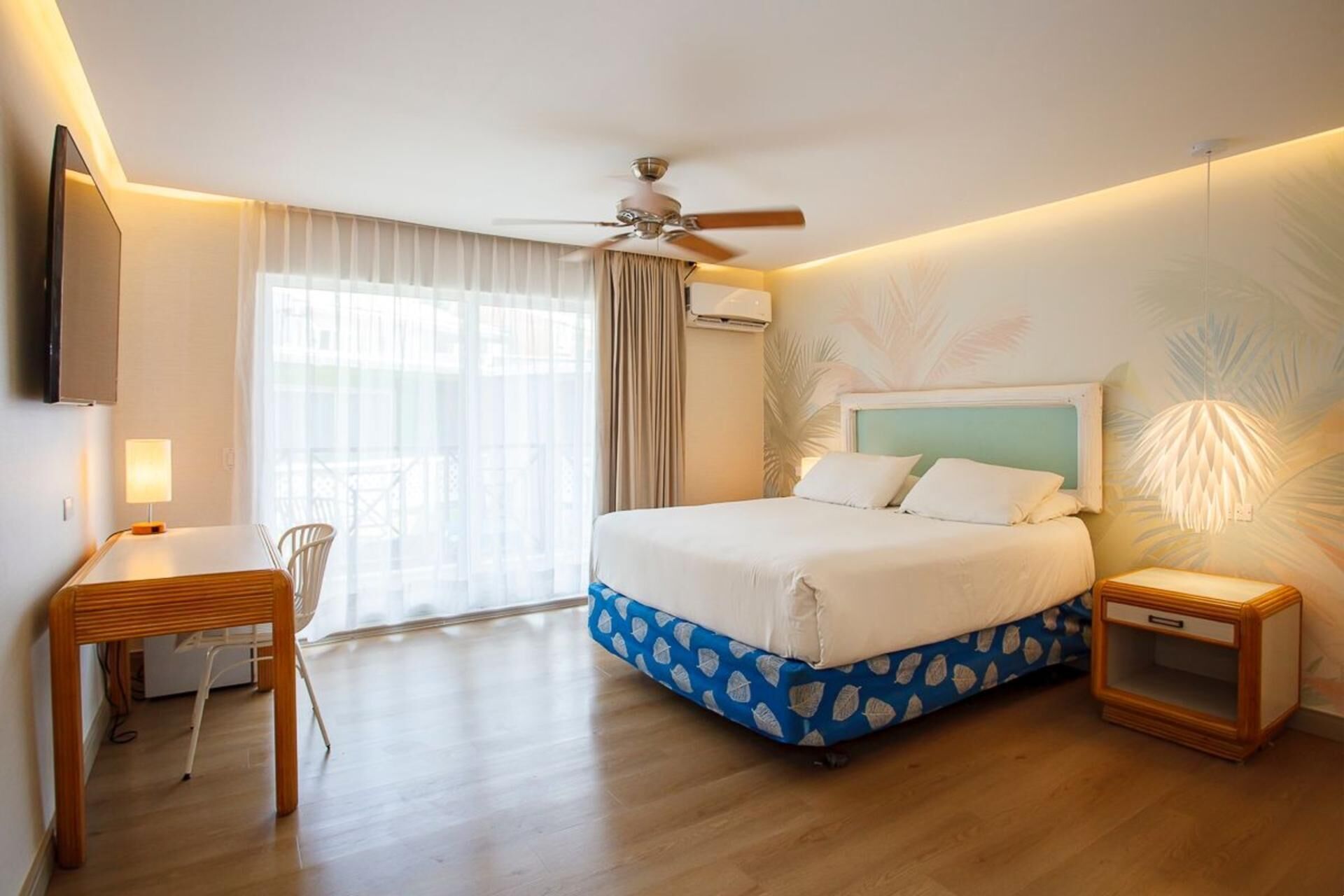 ピロートップベッド、セーフティボックス (室内)、デスク、ノートパソコン用作業スペース