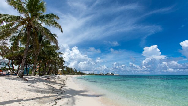 Beach nearby, white sand, beach towels